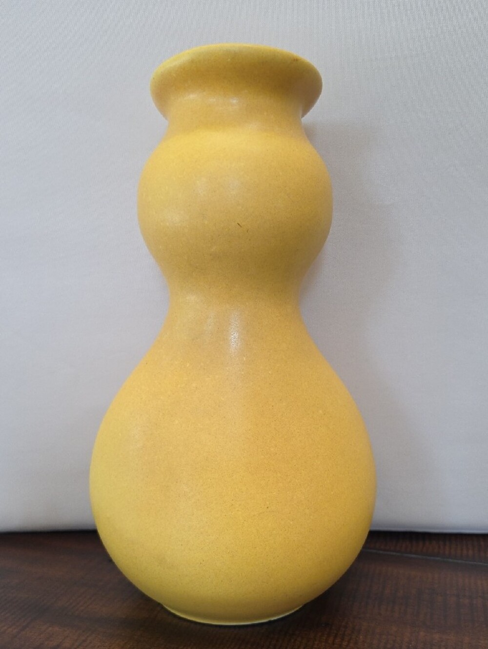 Vintage mustard yellow matte speckled ceramic vase, mid-century modern style - Picture 3 of 8